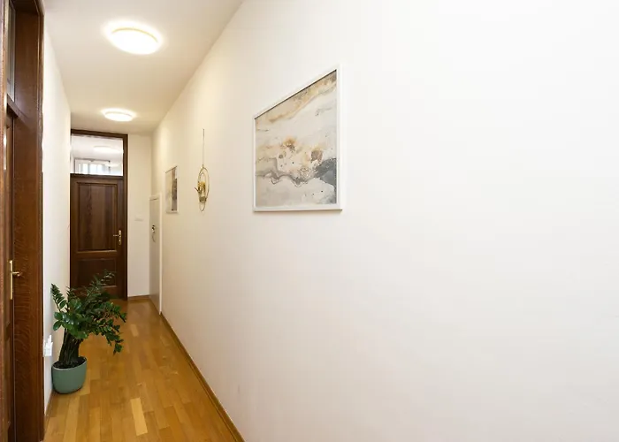 Marivi - Luxury Above The Znjan شقة